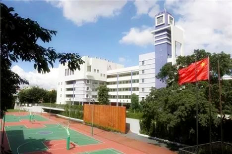 帶上移動(dòng)錄播去辦畢業(yè)典禮和期末表彰大會(huì)，全校2000名師生就都能看直播！