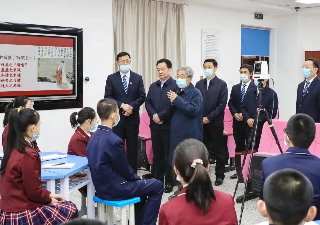 奧威亞在新疆丨兵團(tuán)一中這節(jié)遠(yuǎn)程互動(dòng)課，陳寶生部長(zhǎng)高度贊譽(yù)
